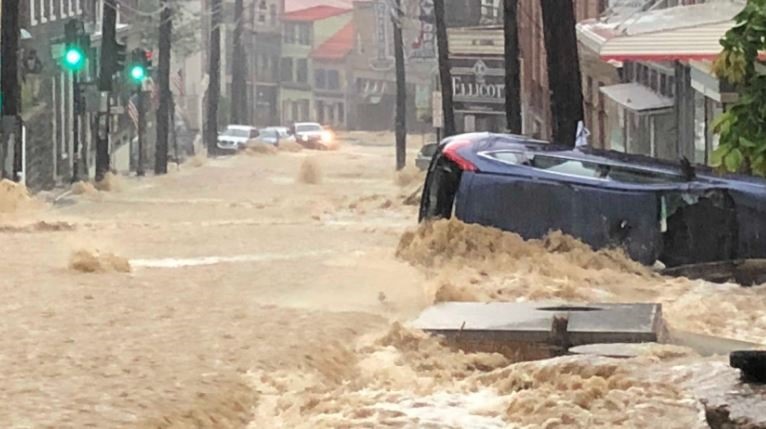 Chùm ảnh nước lũ cuồn cuộn cuốn phăng ôtô, hàng nghìn người Mỹ phải sơ tán